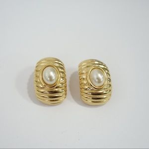 Gold tone vintage earrings - clip on